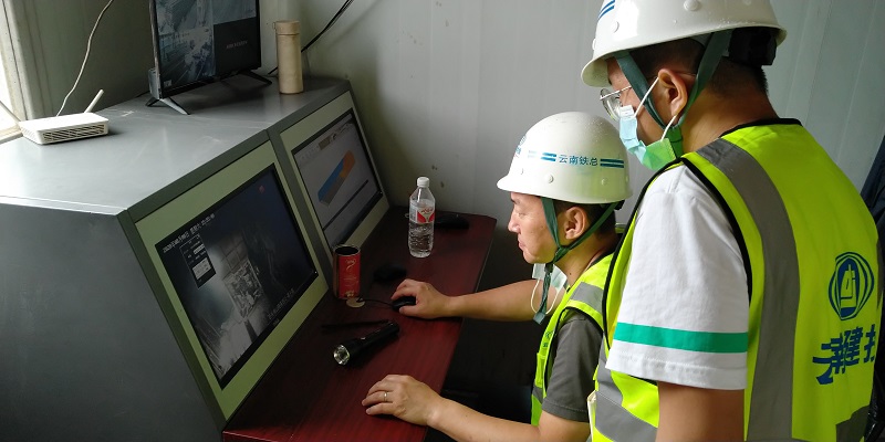 通過隧道監控系統，查看隧道內施工情況.jpg