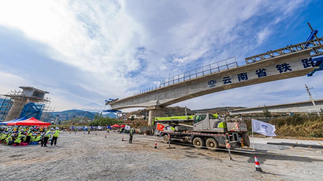 2022-04-13-祥云財(cái)富鐵路專用線茨坪村特大橋20號墩柱轉(zhuǎn)體成功（1）.jpg