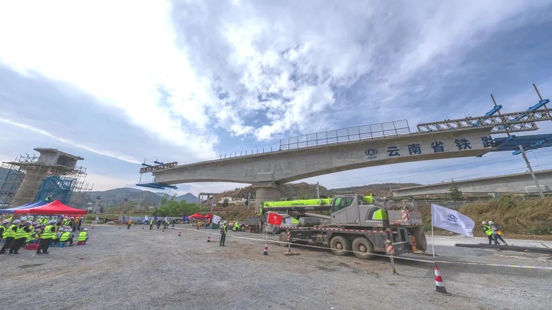 2022-04-13-祥云財(cái)富鐵路專用線茨坪村特大橋20號墩柱轉(zhuǎn)體成功（3）.jpg