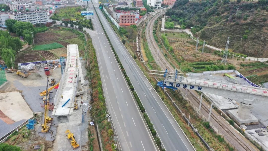 2022-04-18-國內首座！祥云財富工業園區鐵路專用線茨坪村特大橋轉體成功（21號墩轉體前）.jpg