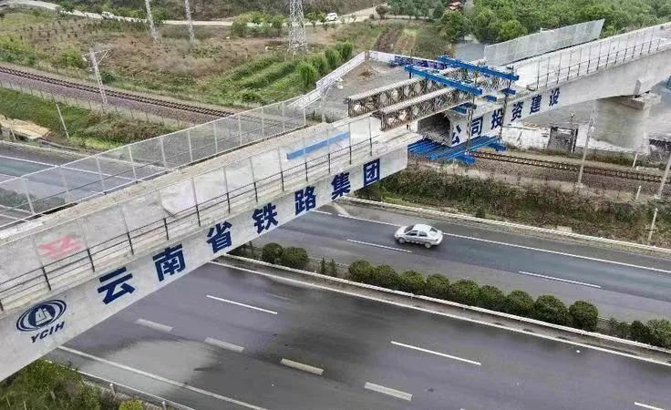 2022-04-18-國內首座！祥云財富工業園區鐵路專用線茨坪村特大橋轉體成功（21號墩轉體后）.jpg
