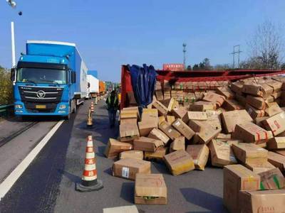 G42滬蓉高速六武段貨車側翻事故警示 道路貨物運輸安全亟待加強