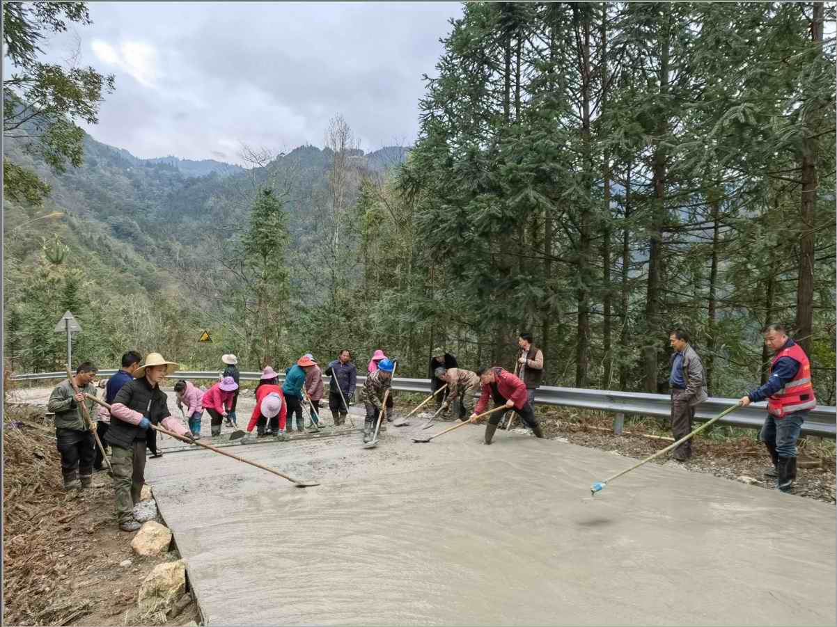 維修村屯道路，暢通貨物運(yùn)輸，為鄉(xiāng)村振興注入新動(dòng)力