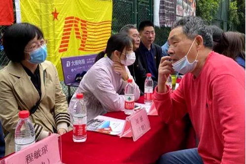 武漢第十九中學黨員教師進社區 以專業服務踐行初心，用教育咨詢溫暖鄰里